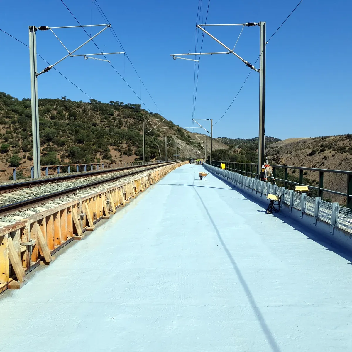 Finished coat between the track girders, under the line masts Finished coat between the track girders, under the line masts