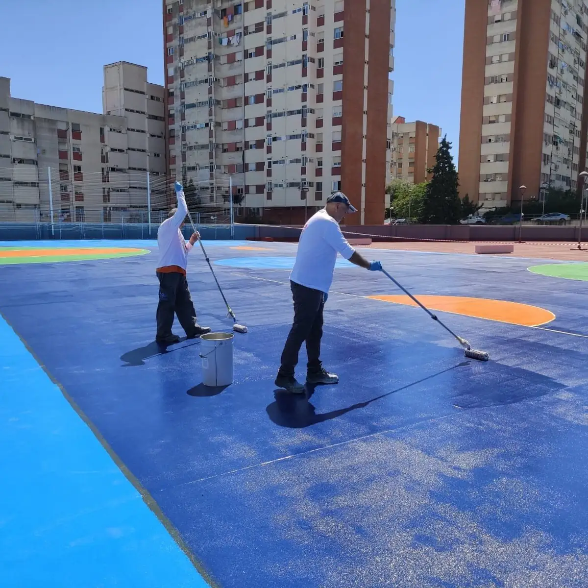 Crew rolling blue Floortop 1K across the court, Montcada i Reixac