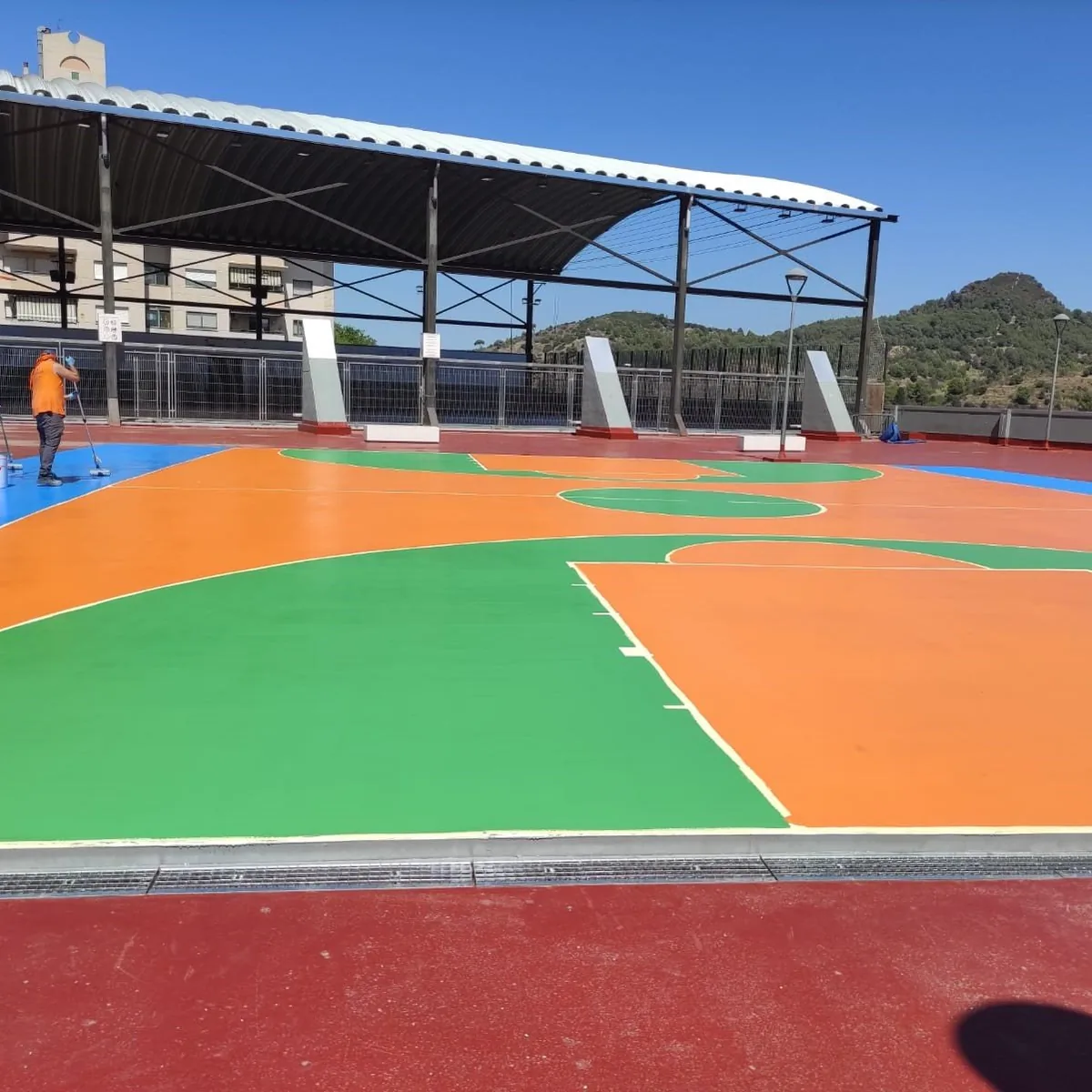 Finished orange and green sports court on the supermarket roof, Montcada i Reixac
