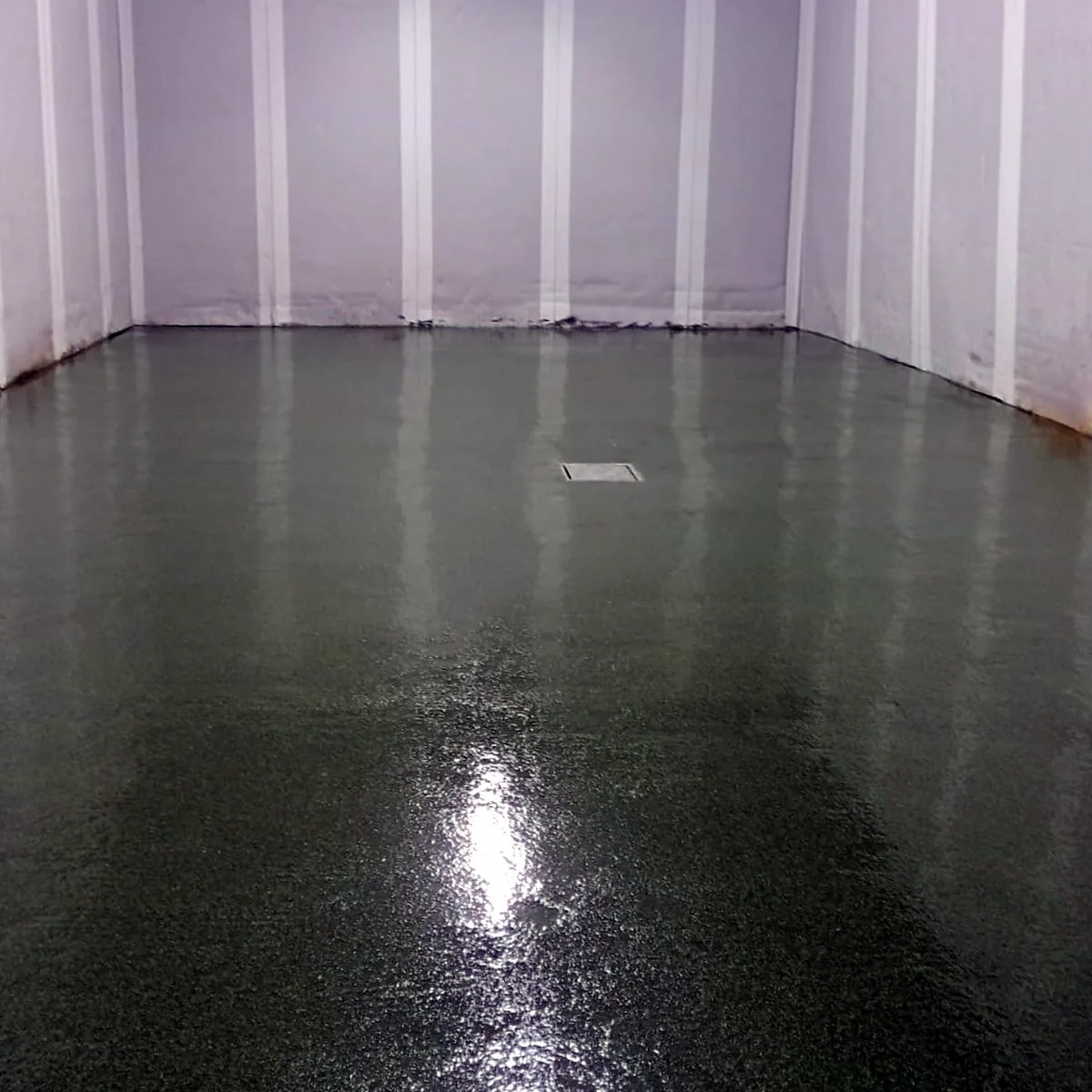 Salting plant polyaspartic flooring in Málaga with a high gloss Salting plant polyaspartic flooring in Málaga with a high gloss