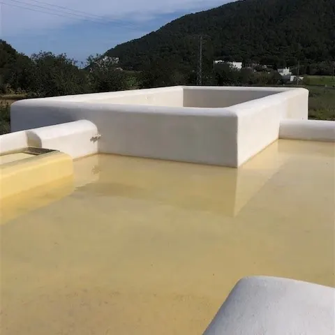 The membrane dressed up the white parapet