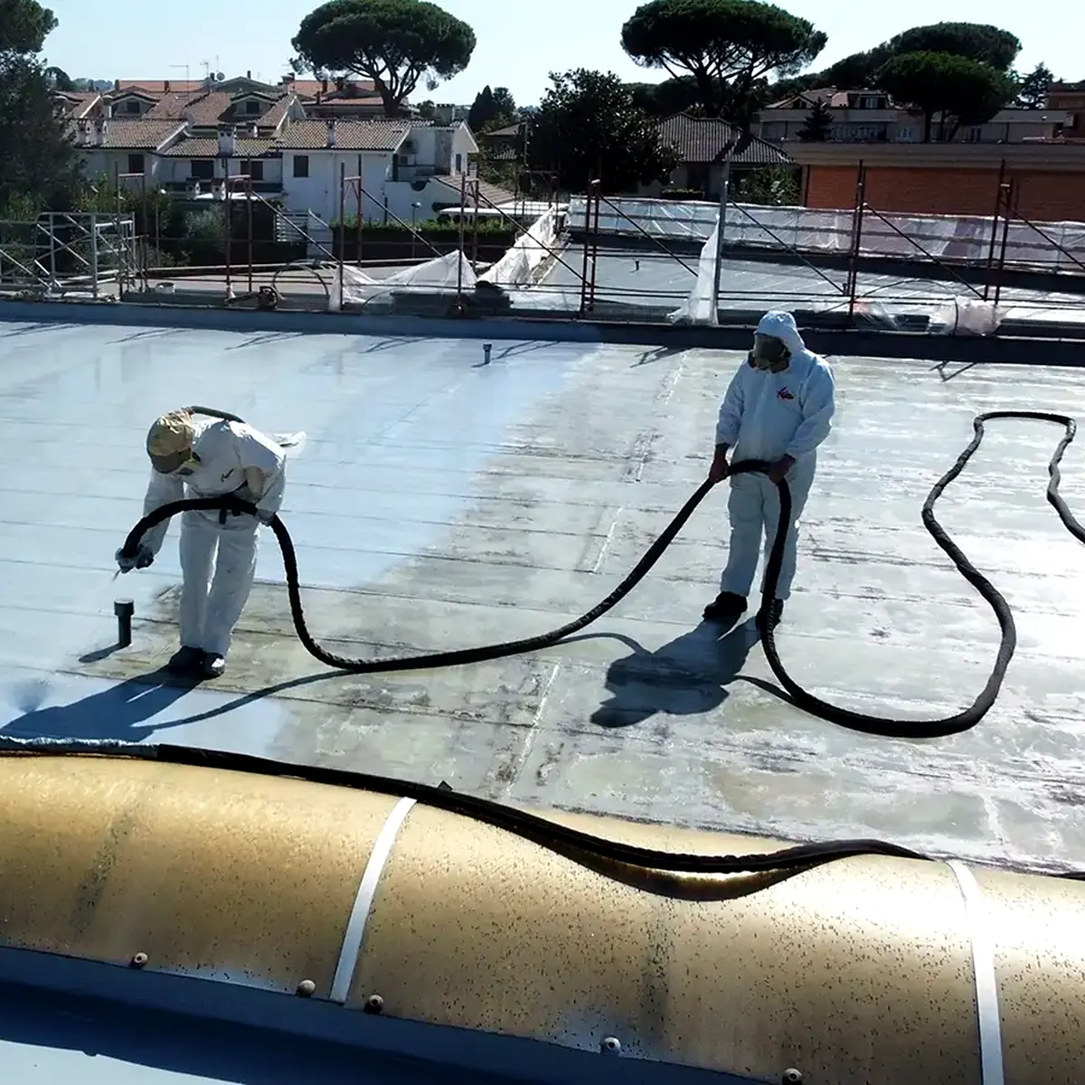Cubierta de colegio en Grottaferrata: proyección en caliente de la membrana en la cubierta del Touschek
