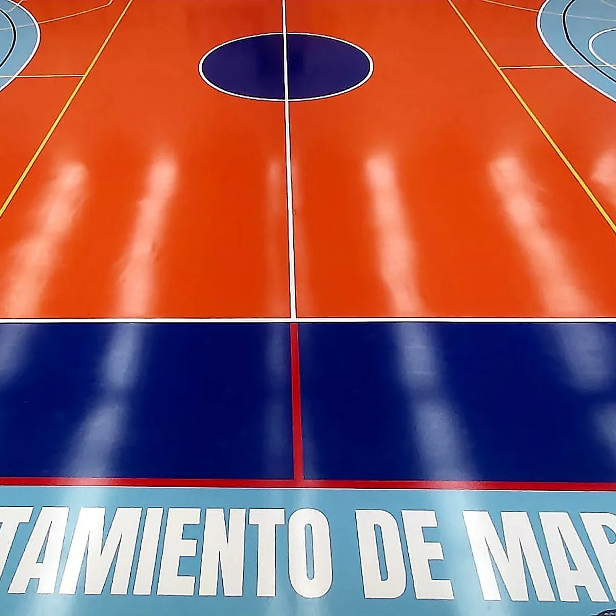 Centre of the court with orange, blue and light blue zones and floor lettering, Marcilla Centre of the court with orange, blue and light blue zones and floor lettering, Marcilla