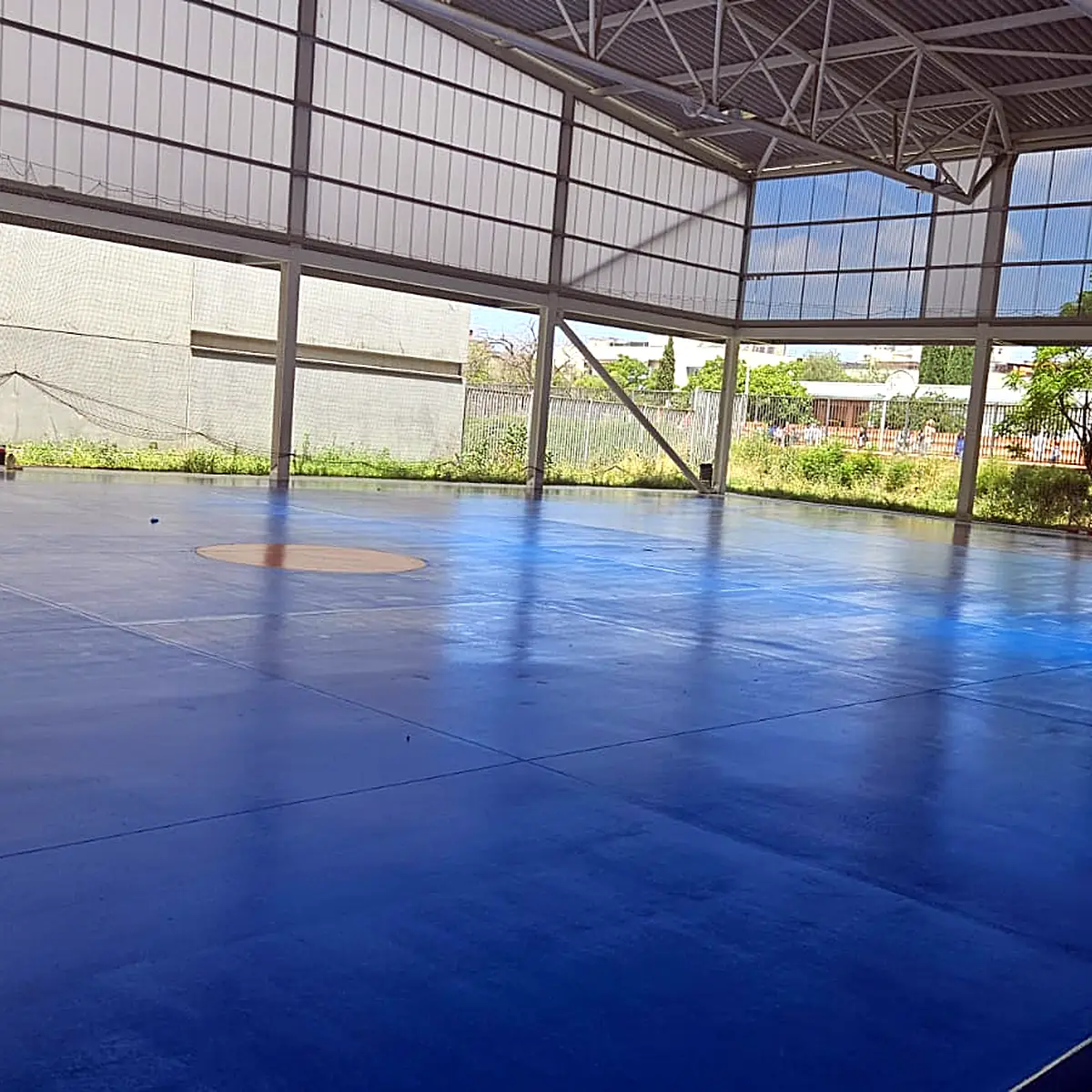 Sports pavilion flooring in Granollers: the blue field under the open-sided roof