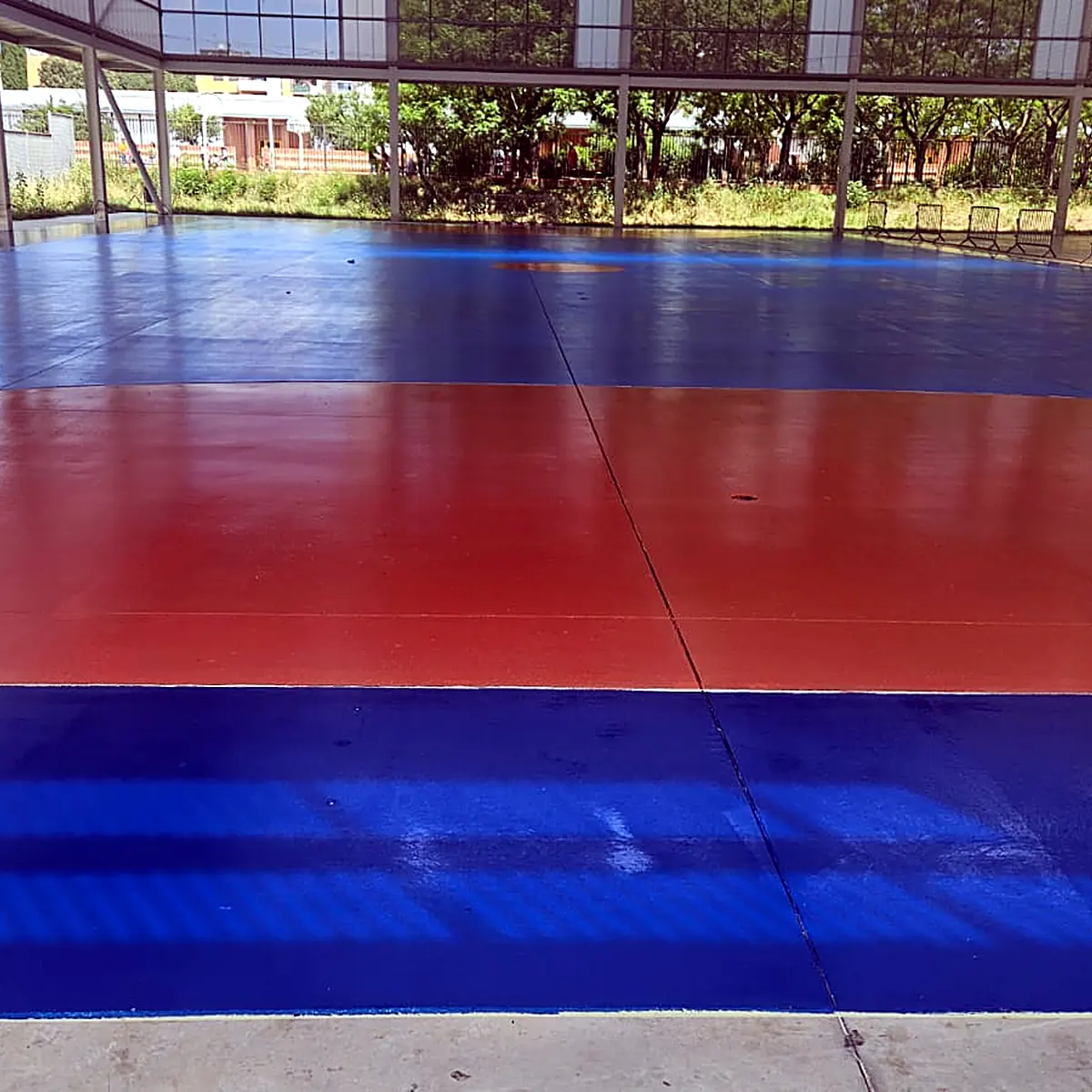 Orange zone and dark blue band on the new court floor, Granollers