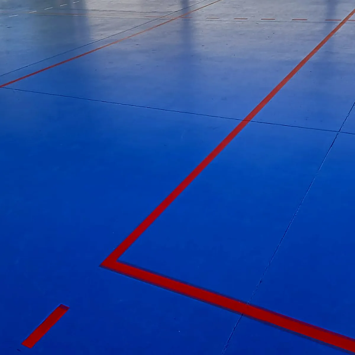 Thin red lines marking a second sport on the same floor