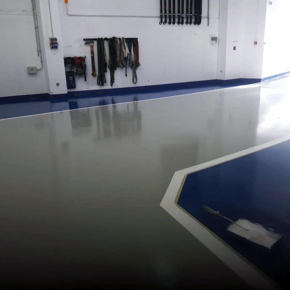 Angled blue zone with a white edge line on the grey floor