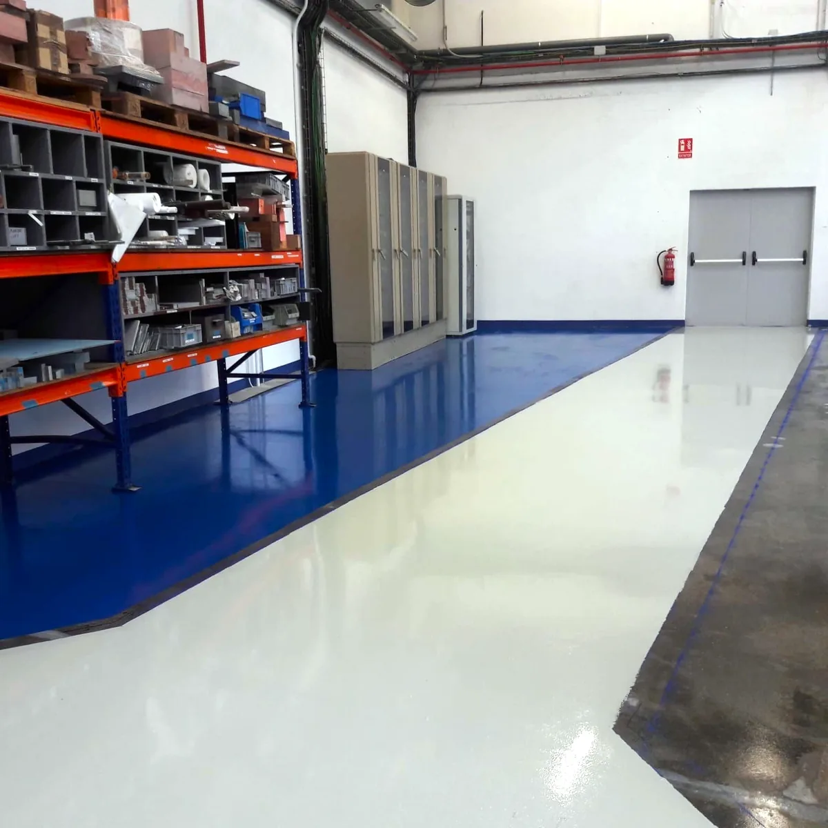 Stamping plant flooring in Gurb: a grey walkway past the racks