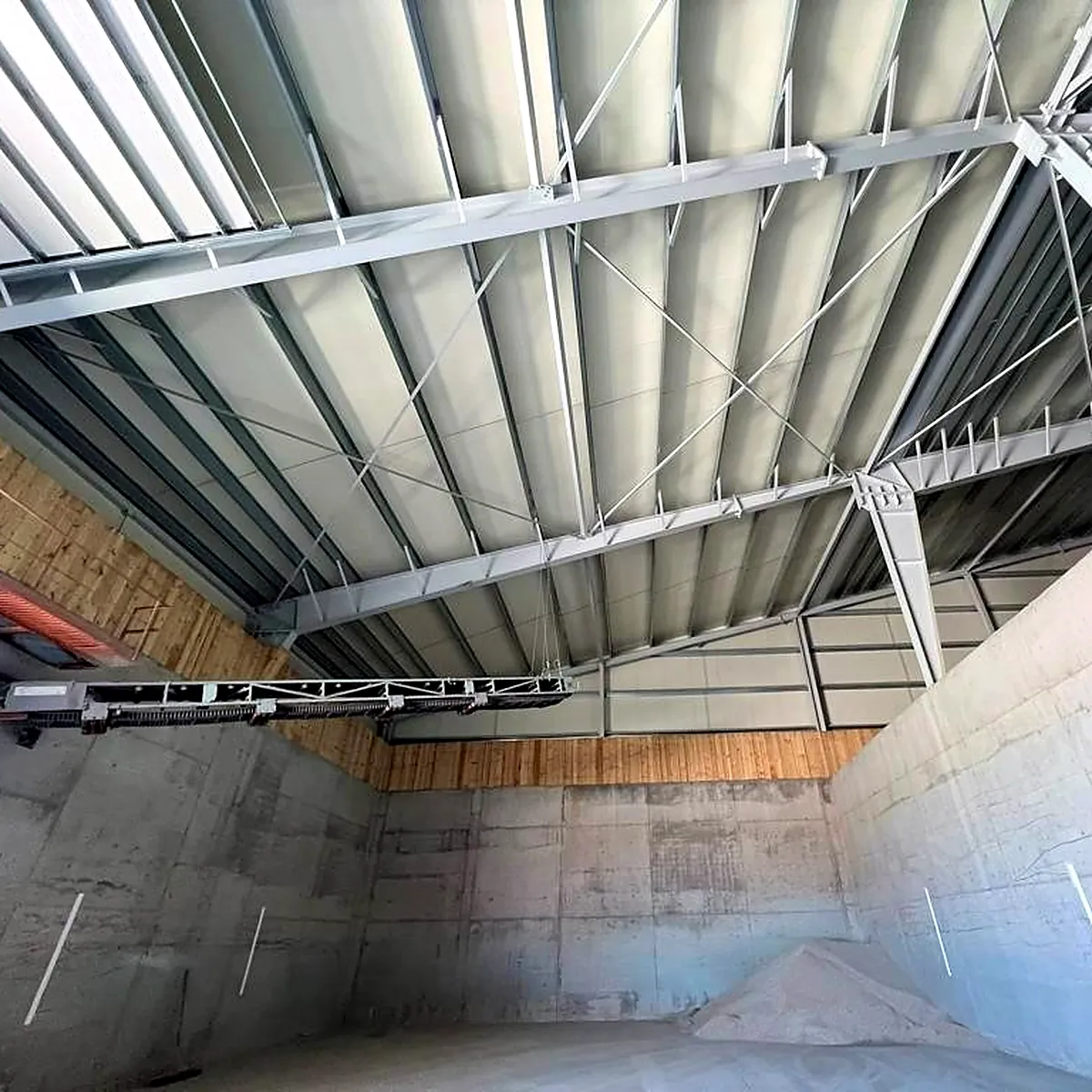 Steel frame anticorrosion Almazán: silver-coated trusses and purlins under the roof