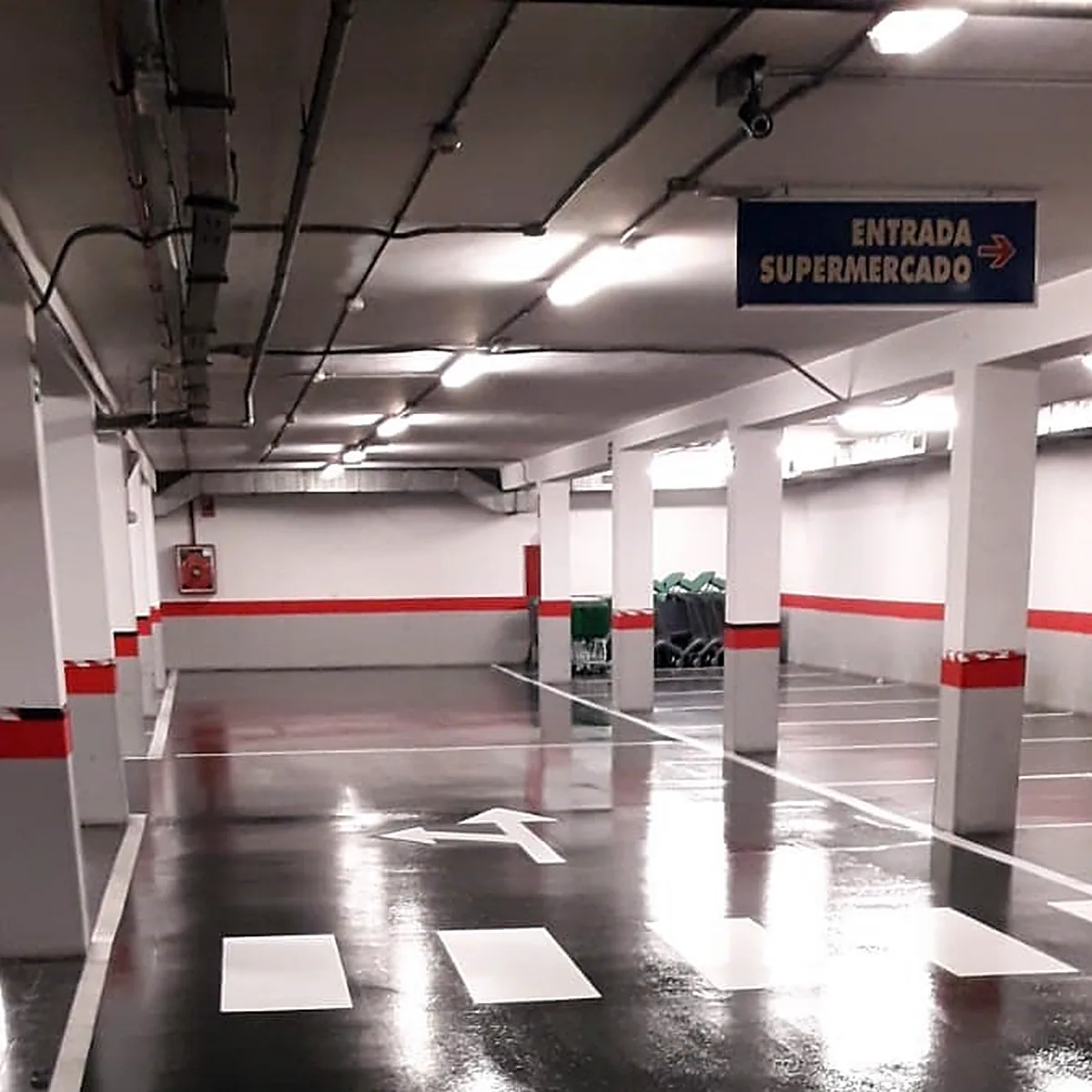 Calle de circulación del aparcamiento hacia el rótulo de entrada del supermercado, Almería