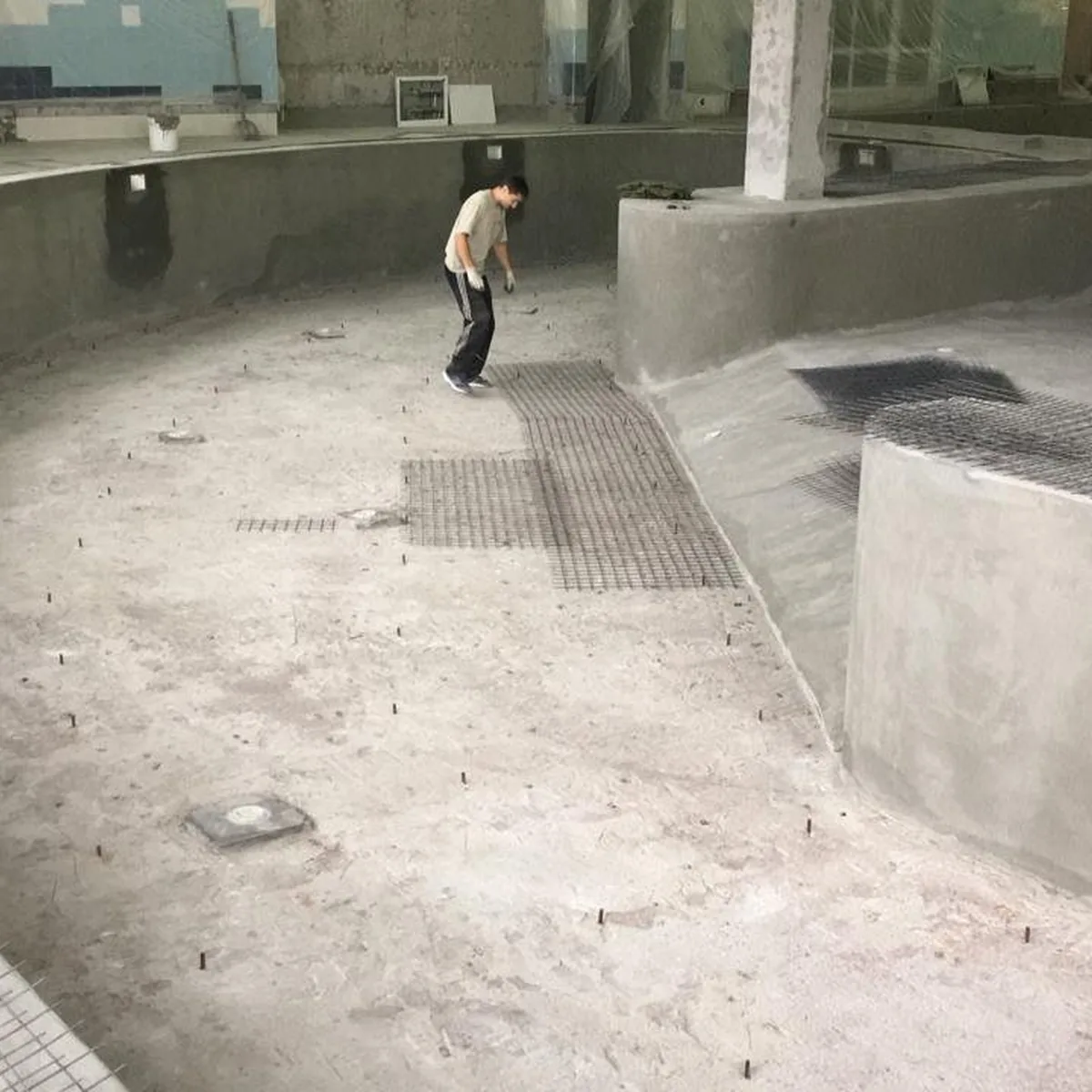 Curved pool wall and floor before repair, Nizhny Novgorod sports palace