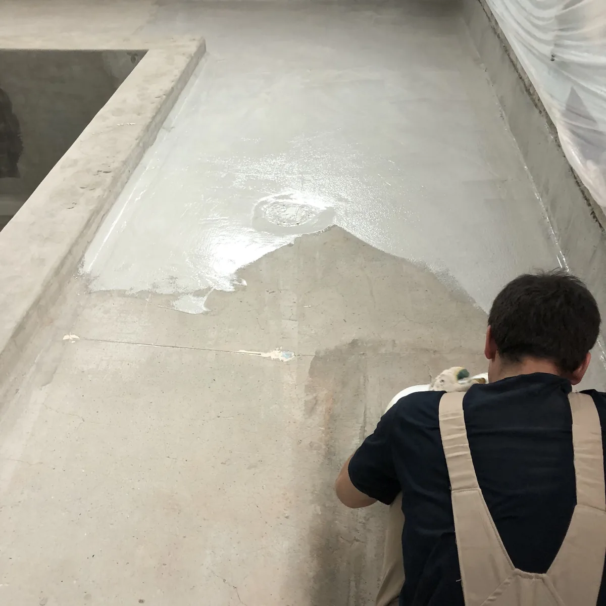 Applicator spreading Tecnocem on a pool step, Nizhny Novgorod