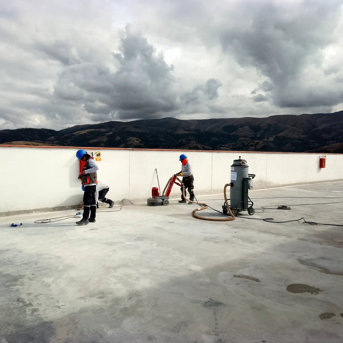 Operarios desbastando el hormigón antiguo de la cubierta con herramienta de diamante, UTP Huancayo
