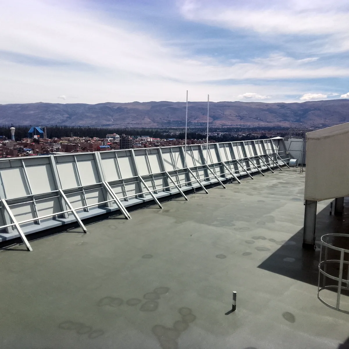 Membrana de cubierta terminada a lo largo de los bastidores de control solar