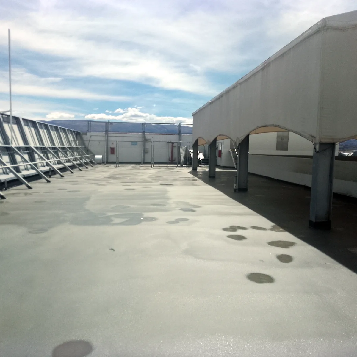 Membrana gris en cubierta junto a la estructura de la marquesina, UTP Huancayo
