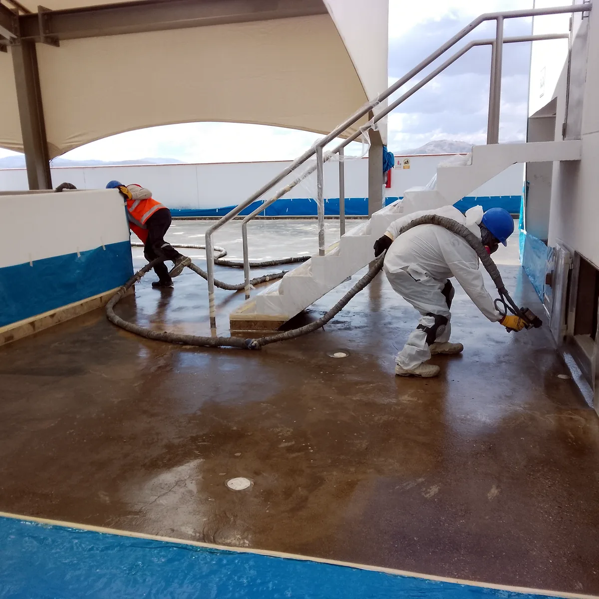 Operarios reparando coqueras y defectos del forjado junto a la escalera de cubierta, UTP Huancayo