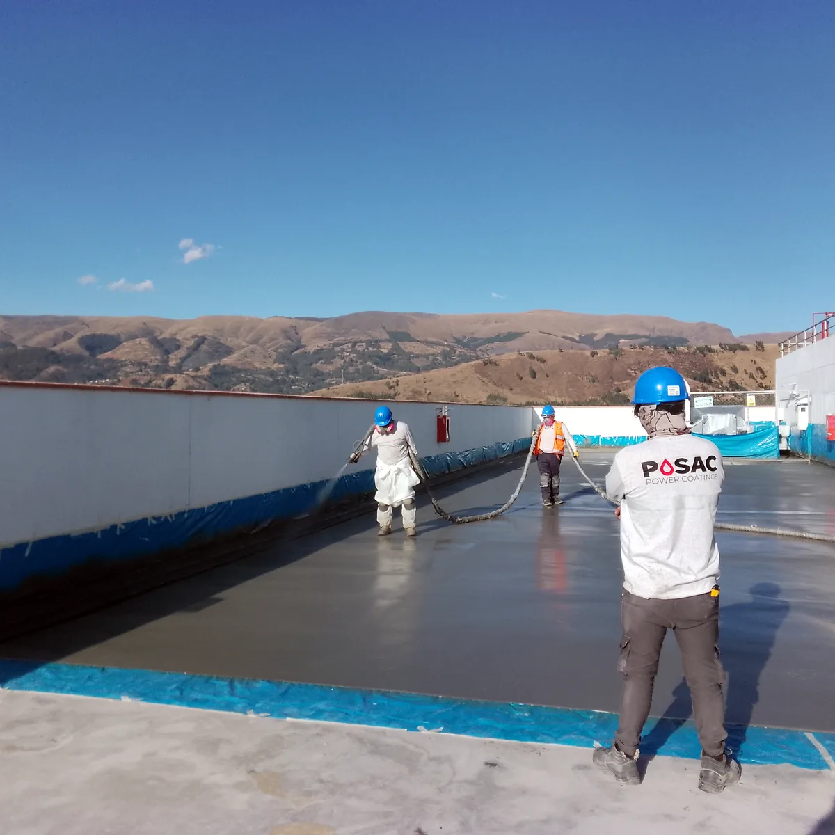 Equipo proyectando Impermax Polyurea H Flex en la cubierta de la universidad, Huancayo