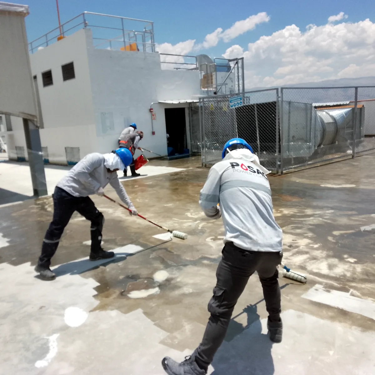 Barrido y retirada de polvo del forjado antes de aplicar la membrana