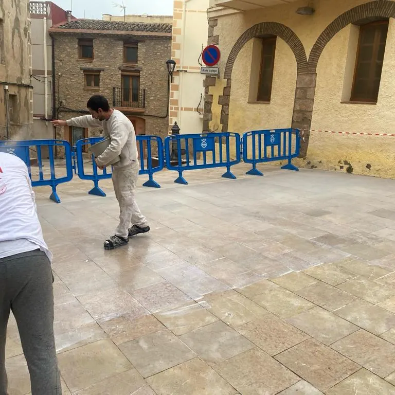 El revestimiento acompañando las llagas de la piedra