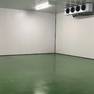 Pavimento verde en una cámara blanca aislada