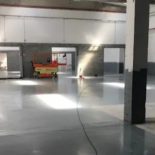 Pavimento gris claro en la nave logística