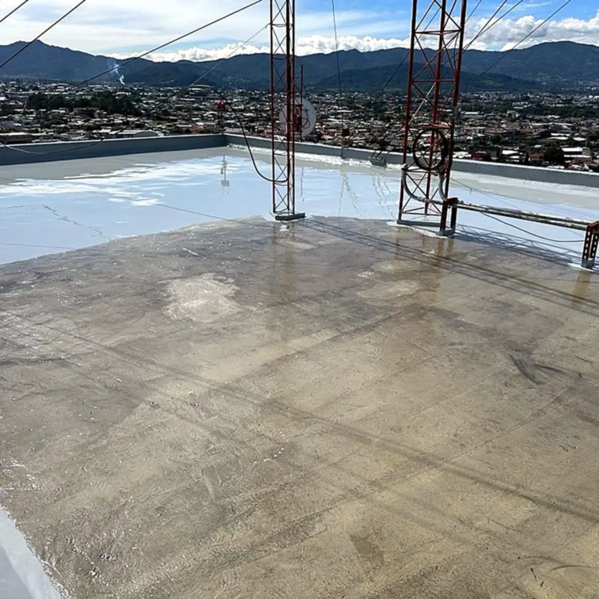 Bare primed slab with the first coat at the edge, San José Bare primed slab with the first coat at the edge, San José