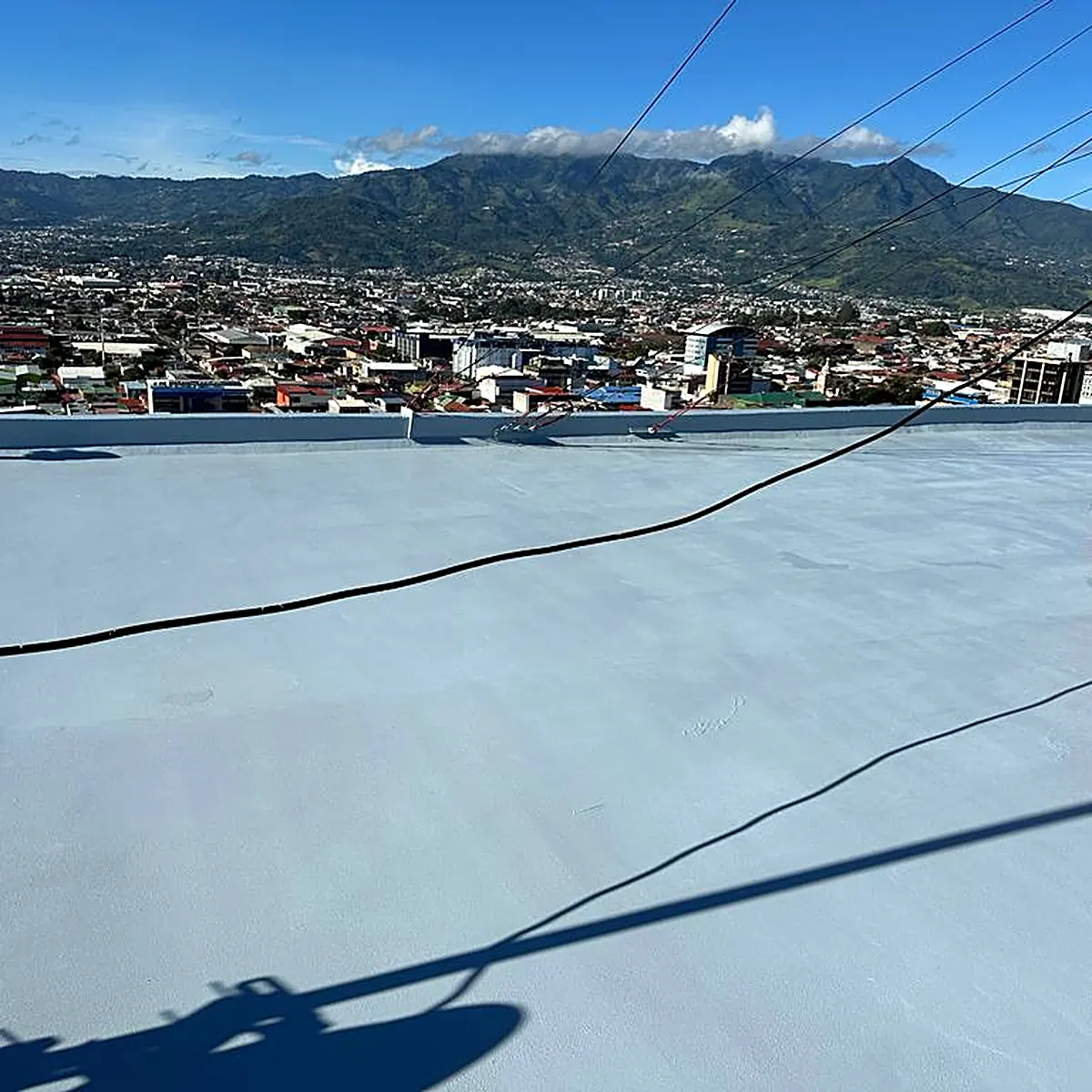 Walkable roof waterproofing in San José with the hills behind Walkable roof waterproofing in San José with the hills behind