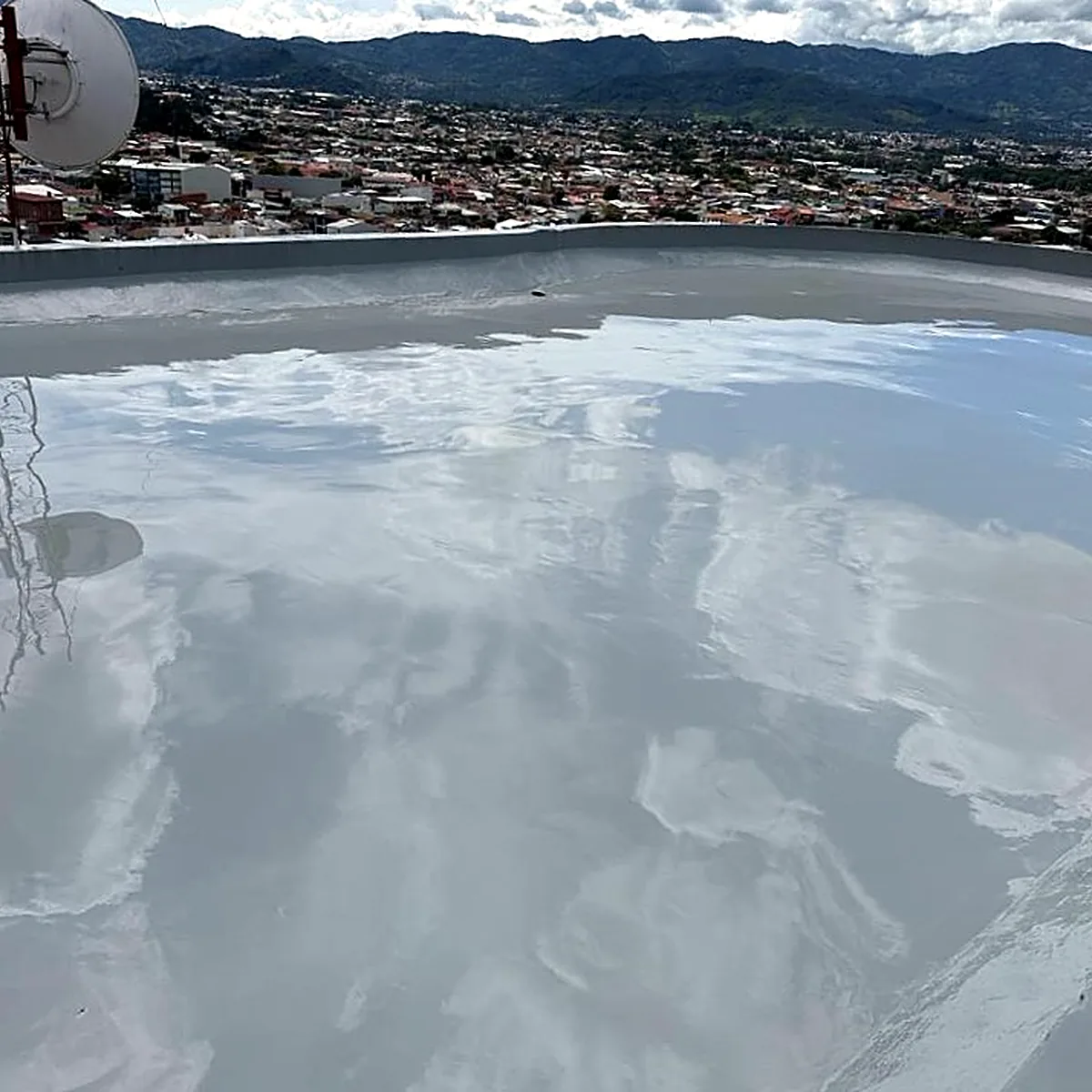 Walkable roof waterproofing in San José while still wet Walkable roof waterproofing in San José while still wet
