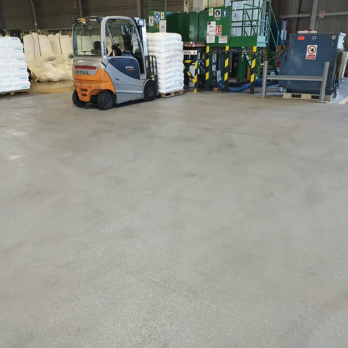 Forklift working on the new grey epoxy floor, Constantí