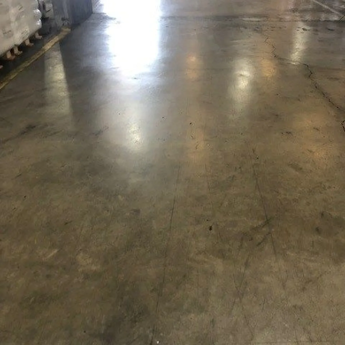Glossy grey epoxy finish in a stock aisle, Constantí
