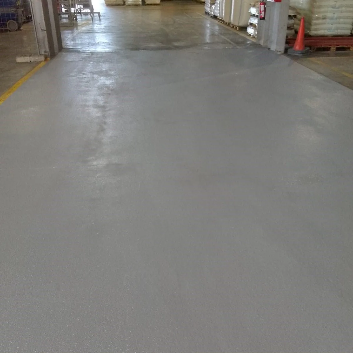 Long warehouse aisle before coating, Constantí