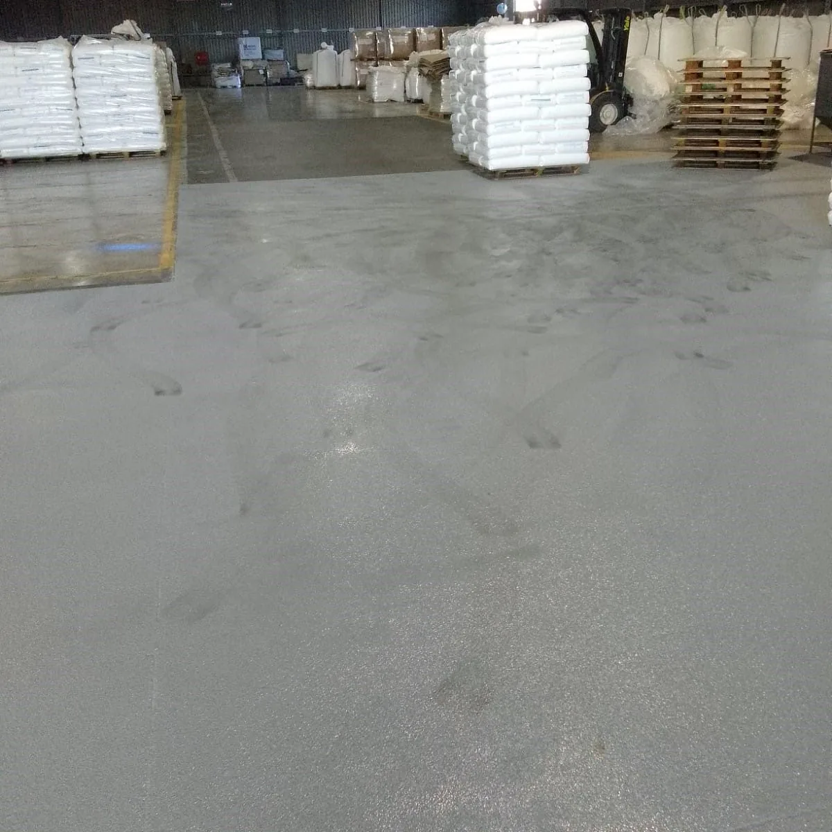 Aisle between stock before the floor works, Tarragona