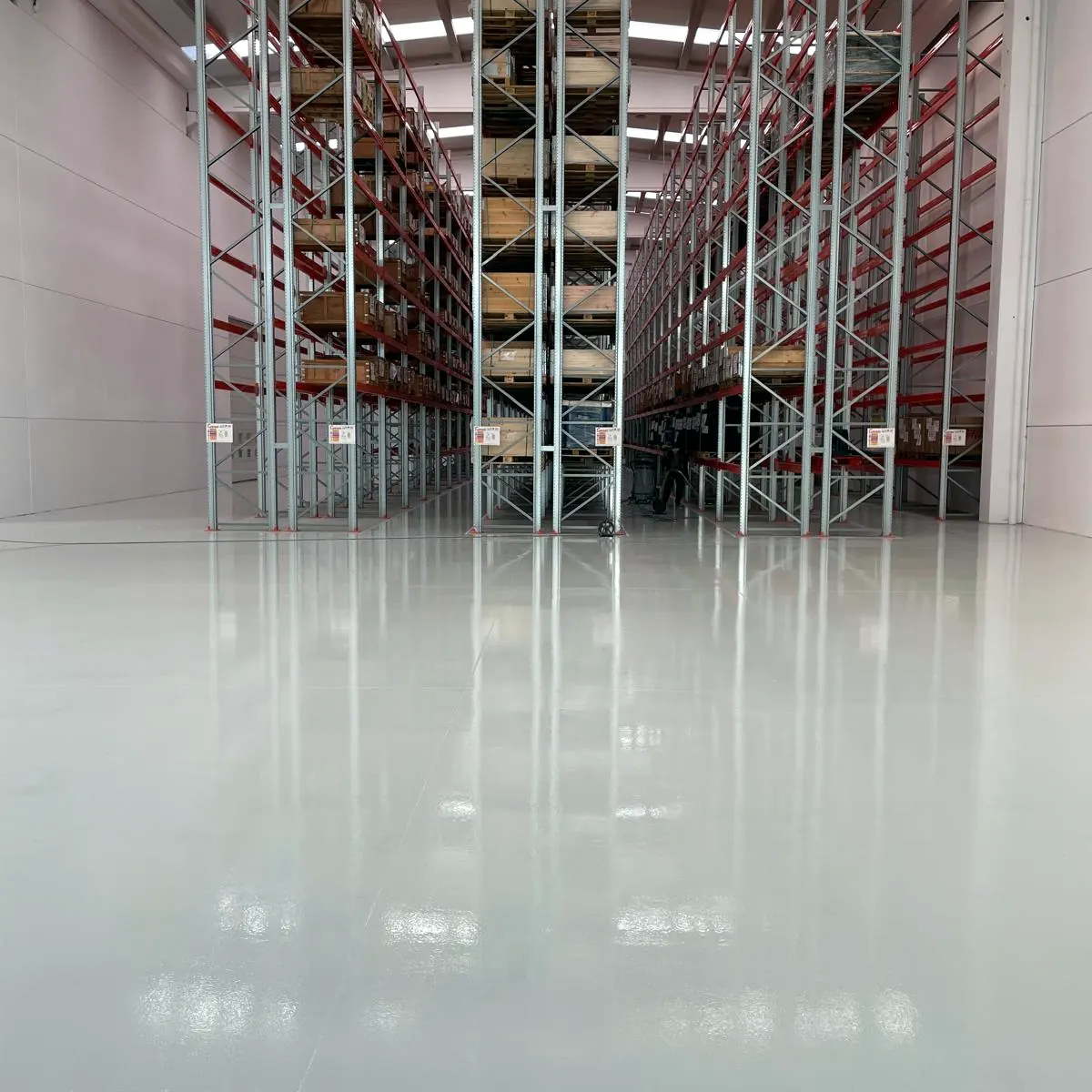 Warehouse polyaspartic flooring in Galicia under the pallet racks