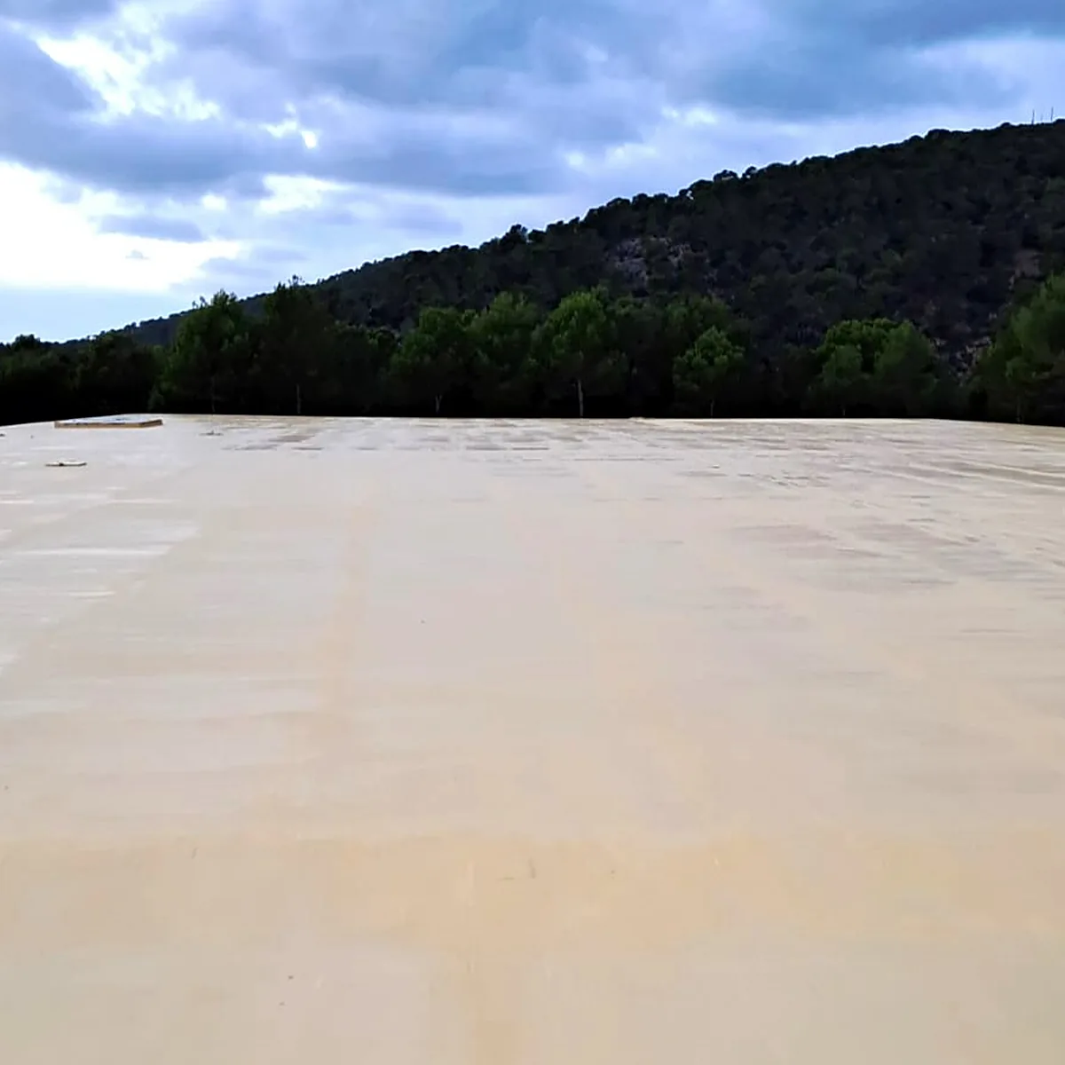 Acabado beige con Colodur RAL 1002 en la cubierta del depósito en Calvià
