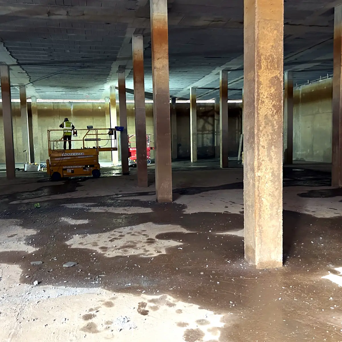 Vista longitudinal de la nave del depósito con una plataforma elevadora al fondo