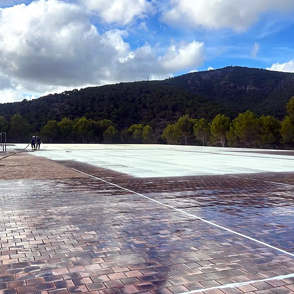 Tramo de cubierta revestido junto a la baldosa cerámica aún sin tratar en el depósito