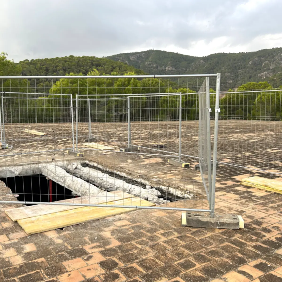 Trampilla abierta en la cubierta cerámica del depósito antes de la obra, Calvià