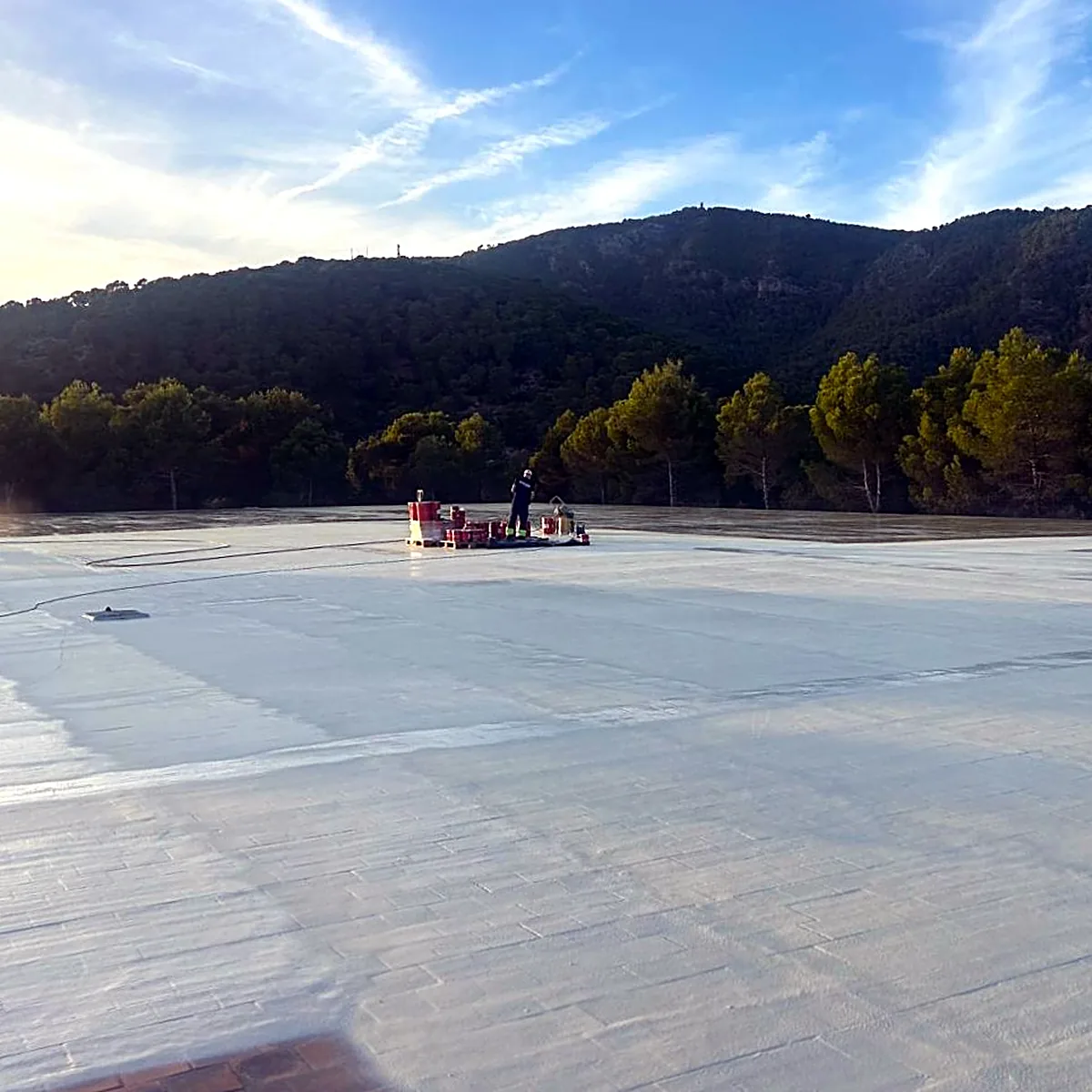 Equipo de aplicación al fondo de la cubierta del depósito bajo cielo despejado