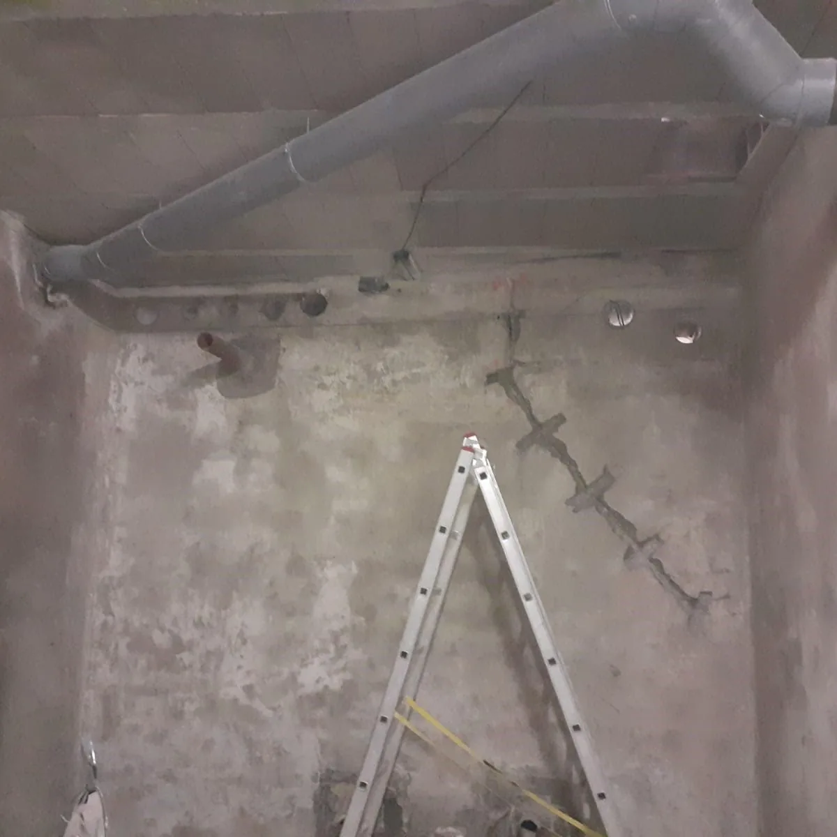 Tank ceiling and ladder during preparation, Mallorca